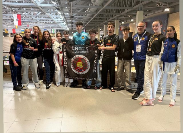 El equipo de competición del Choi’s consiguió 4 medallas en el open internacional de Aragón.
En categoría senior 
Zoe…..oro
En categoría junior 
Noa……oro 
Categoría cadete 
Laia …..plata
Categoría pre-cadete 
Carla……plata 
Felicidades a todo el equipo 💪💪