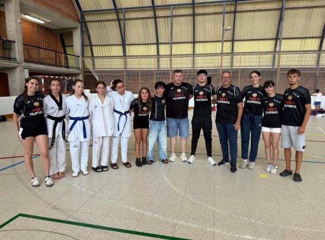 El club Choi’s Vilafranca participó en la liga under de Premià de Mar, un formato nuevo de competición donde todos los deportistas realizan 3 combates, estos son nuestros resultados:
Categoría cadete femenino:
Laia del Burgo-🥇
Leire López-🥉
Sharifa Tolsau-4º
Categoría junior femenino:
María Barrado-🥈
Ivet López-🥉
Categoría junior masculino:
Ángel Eduardo-🥉
Gerard Antúnez-4º
También nos gustaría dar las gracias a todo el equipo técnico y a los familiares por todo el apoyo durante el campeonato.